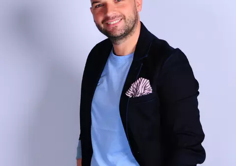 Andrei Ștefănescu va prezenta matinalul de weekend la Antena Stars, alături de Nasrin Ameri