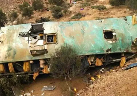 Un autobuz s-a prăbușit într-un râu în Peru. Cel puțin 22 de persoane au murit