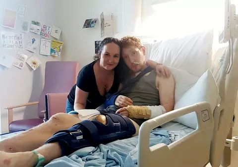 Un tânăr care a văzut moartea cu ochii spune că dragostea iubitei lui l-a adus înapoi la viață