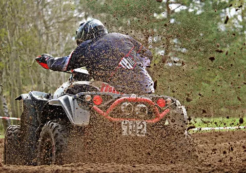 Bătrân de 80 de ani cercetat penal pentru conducerea unui ATV neîmatriculat