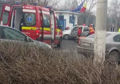 Două mașini s-au ciocnit în Galați. O femeie a murit
