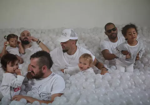 EXCLUSIV/”Banda tăticilor rap” sau când băieții răi devin buni! Fiecare își prezintă copilul într-un videoclip emoționant