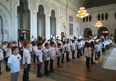 Zeci de copii din Galați la un flashmob ca să-şi ajute un coleg cu hemipareză/FOTO