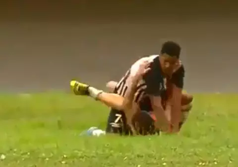 Fotbalistul brazilian Jefferson Reis a bătut un copil de mingi în timpul unui meci! Atenție, scene care vă pot afecta emoțional! | VIDEO