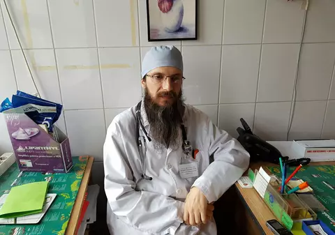 VIDEO/Părintele Pavel, călugărul medic care împarte pașii vieții între mănăstire și pacienți. ”Dumnezeu a insistat să merg pe această cale”