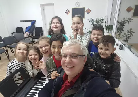 EXCLUSIV/Cătălin Crișan a albit, dar de dor! ”Mi se pare ciudat că am 50 de ani, sufletul meu a rămas la 20!”