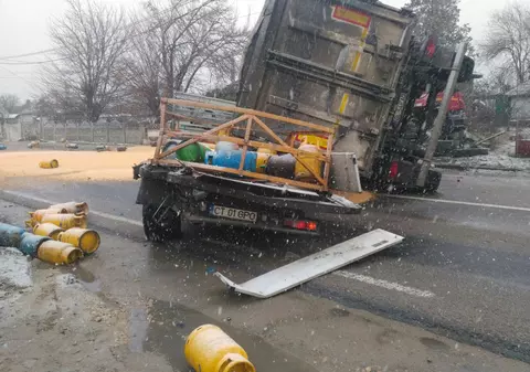 Un TIR s-a răsturnat peste o mașină care transporta butelii pline cu gaz, în județul Constanța/VIDEO&FOTO
