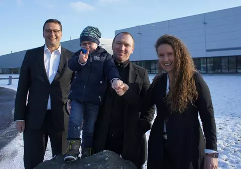 Angajații unei companii germane au lucrat 3.300 de ore suplimentare pentru a-l ajuta pe copilul bolnav de cancer al unui coleg