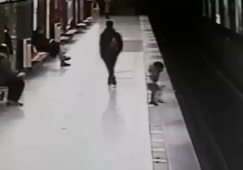 VIDEO | Momentul în care un copil cade pe șinele de metrou și este salvat de un adolescent