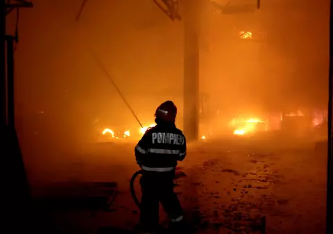 Doi bătrâni au murit într-un incendiu în Găiceana, Bacău. Focul ar fi pornit de la jarul căzut din sobă / FOTO