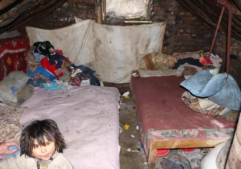 VIDEO REPORTAJ: O familie din Dolj supraviețuiește într-un bordei: “Am născut pe întuneric, aș vrea să-mi scot copiii la lumină”