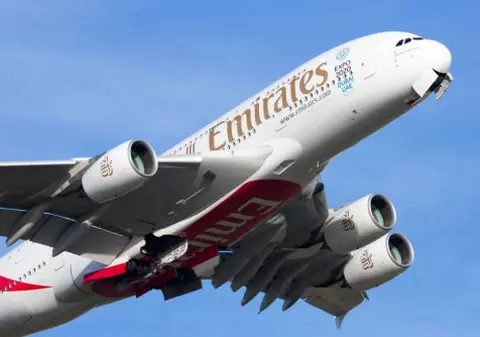 Stewardesă româncă agresată de un pilot beat care a amenințat că aruncă avionul în aer. Ce a declarat bărbatul în instanță