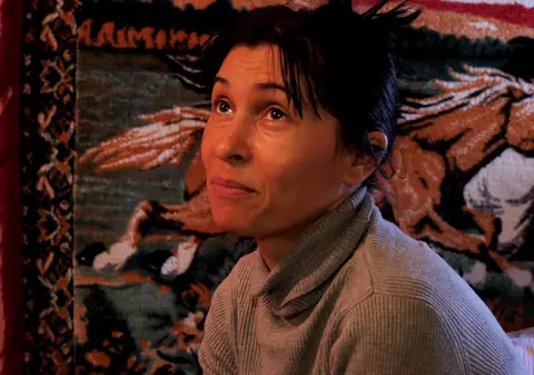 VIDEO/Colonești, satul în care bătaia e ruptă din trai. Femei cu mâini tăiate cu drujba sau toporul