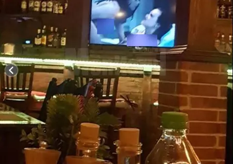 Film pentru adulți, difuzat într-un restaurant din Siret. La scenele fierbinți s-ar fi uitat și doi copii / FOTO