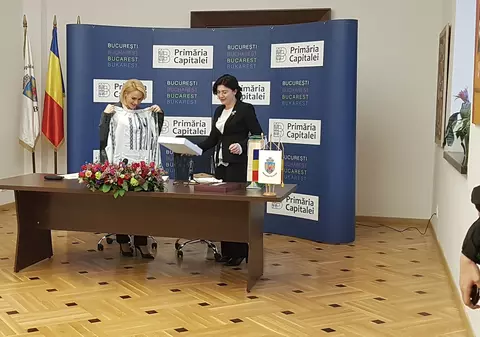 Ce coincidență! Gabriela Firea și Silvia Radu, primarul Chișinăului, și-au făcut cadou câte o ie! 