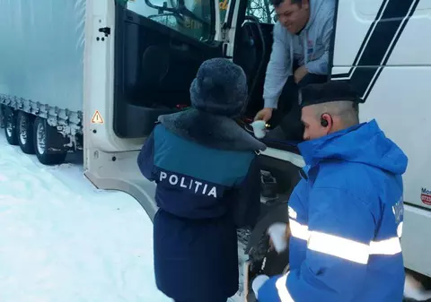 Ceai, cafea și gustări pentru șoferii de camioane blocați în nămeți, în Giurgiu