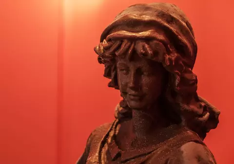 FOTO. Zeițe grecești sculptate în ciocolată, expuse la un mall din Capitală