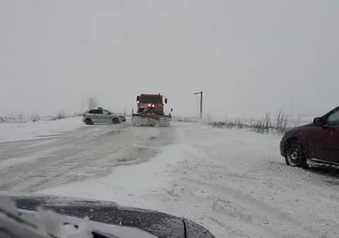 Gravidă transportată cu șenilata din Copăceanca, județul Teleorman. În zonă, drumurile sunt închise din cauza zăpezii