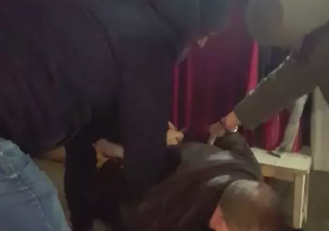 VIDEO EXCLUSIV/Încătușare spectaculoasă printre tarabele cu haine! Un hoț a fost prins în flagrant