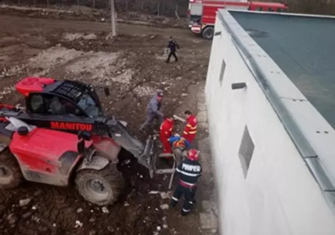 Muncitor căzut de la cinci metri într-un rezervor de apă din Hunedoara, dus în stare gravă la spital