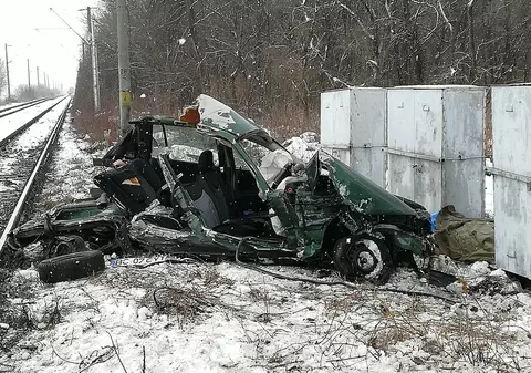 Două persoane au murit, după ce mașina în care erau a fost spulberată de tren, în Iași. Traficul feroviar în zonă, oprit pe un fir