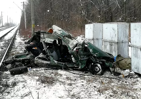 Imagini de la accidentul din Cozmești în care au murit doi soți. Mașina lor a fost izbită în plin de locomotivă / VIDEO