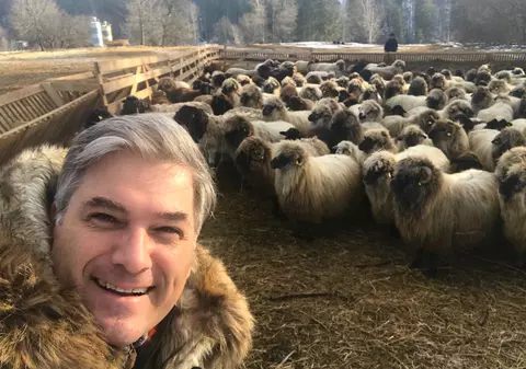 Mircea Radu, întâmpinat cu ouă încondeiate și plăcinte “poale-n brâu”, în Bucovina