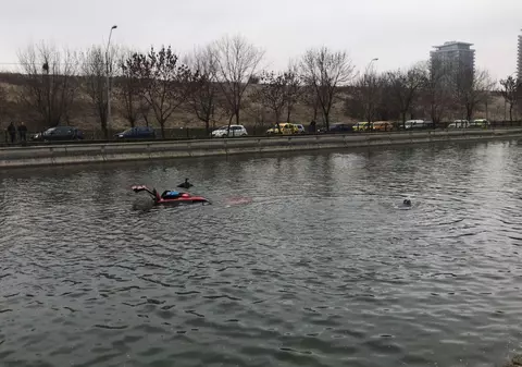 Un bărbat a căzut cu mașina în Dâmbovița. Șoferul a scăpat nevătămat, dar a fost preluat de medici