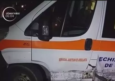 Ambulanţă implicată într-un accident grav, în Mehedinţi. Patru oameni au fost transportați la spital