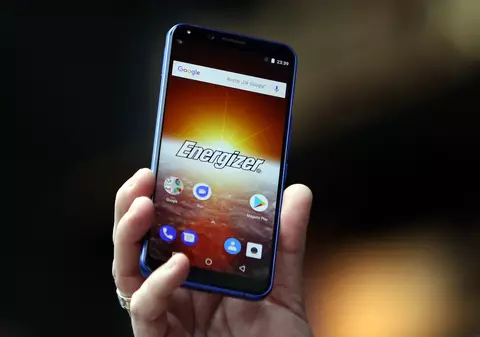 Noile telefoane Energizer ajung în România. Revin telefoanele cu clapetă, cele rezistente la șoc și supersmart