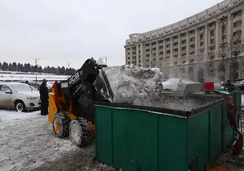 Utilajele de deszăpezire, gata de intervenție în București. RATB suplimentează cursele, angajații primăriei oferă supă persoanelor fără adăpost