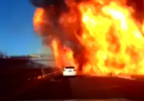 VIDEO / Incendiu de amploare pe o autostradă din China, după ce o cisternă cu GPL a explodat