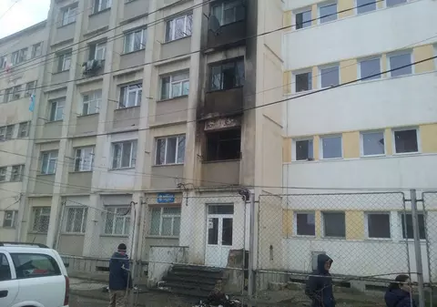 Incendiu la un cămin militar din Constanța. Zeci de oameni au fost evacuați