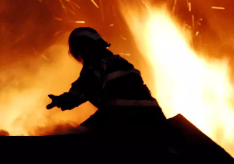 Bărbat găsit mort în urma unui incendiu puternic în gara din Timișoara. Mai multe vagoane s-au făcut scrum