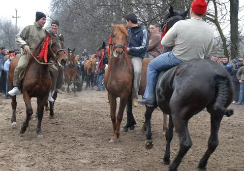 Încuratul cailor, tradiție în Sâmbăta Sfântului Teodor în Dolj. Fetele merg la pădure înainte de răsăritul soarelui