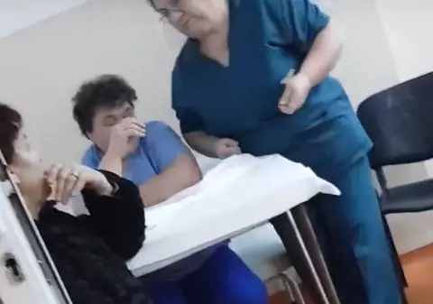 Infirmierele de la Spitalul Județean Vaslui, filmate când scuipau semințe lângă un pacient cu arsuri grave VIDEO