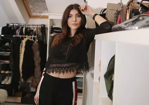 VIDEO EXCLUSIV/Ioanei Voicu nu-i mai încap hainele în casă. Le depozitează în garaj!