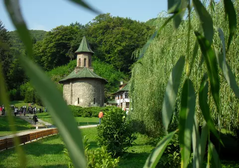 (P) Mănăstirea Prislop, loc de mare însemnătate religioasă