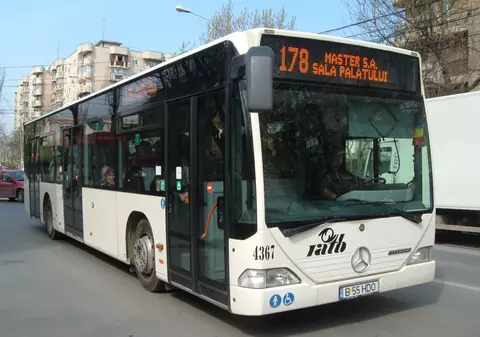 UPDATE/Liniile RATB de pe str. Luterană și-au reluat traseele de bază. Traficul a fost restricționat, din cauza unei avarii la rețeaua de apă