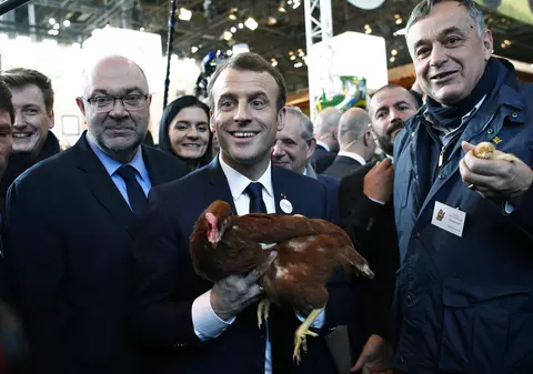 Emmanuel Macron s-a întors la Elysee cu o găină de la Târgul Fermierilor francezi