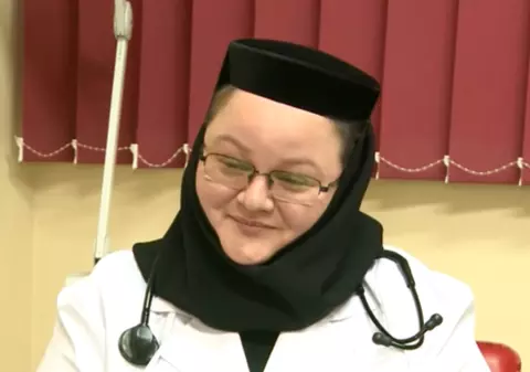 O măicuță din Timișoara consultă oamenii străzii și îi trimite să își rezolve problemele medicale