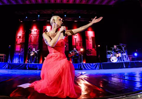 Mariza, cea mai cunoscută voce a fado-ului, transmite un mesaj românilor înaintea concertului său de la București