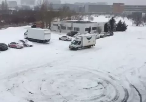 VIDEO | Un șofer de la Fan Courier face drifturi pe zăpadă, cu mașina firmei. Imaginile au ajuns virale
