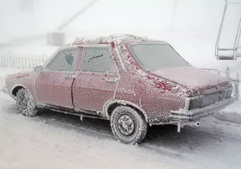 Bărbat găsit înghețat într-o mașină, în județul Vrancea. Povestea tragică a victimei