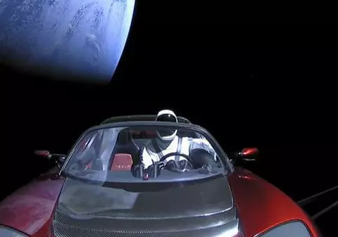 Mașina lui Elon Musk, lansată în spațiu cu cea mai puternică rachetă din lume, a fost filmată de un telescop / VIDEO
