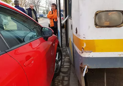 Circulația tramvaielor liniei 41, blocată pe ambele sensuri din cauza unui accident