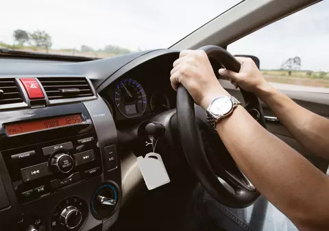 O femeie divorțează de soțul ei după ce bărbatul o taxa cu 100 de lire sterline de fiecare dată când ea cerea să o ducă undeva cu mașina