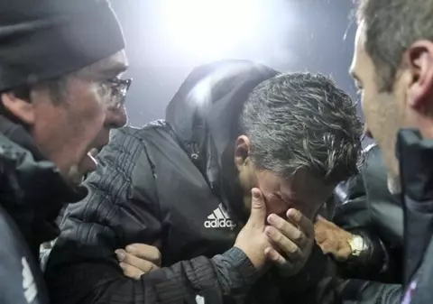 UPDATE. Incidente la PAOK - Olympiacos! A fost arestat fanul care l-a accidentat pe antrenorul oaspeților. Rezultatul va fi decis la comisii / VIDEO