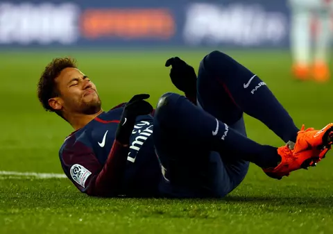 Neymar a suferit o entorsă și o fisură în meciul cu Marseille. Brazilianul va fi operat sâmbătă