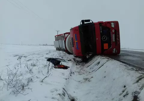 O cisternă s-a răsturnat în județul Neamț. E încărcată cu peste 20 de tone de substanțe inflamabile